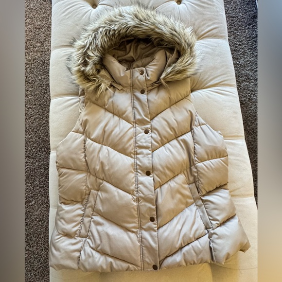 Jackets & Blazers - Gap warm puffer vest with fur trim EUC